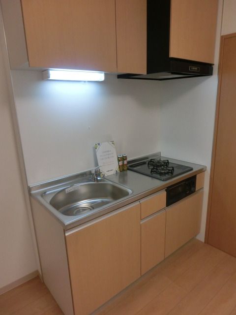 キッチン　収納たっぷりの2口システムキッチン（モデルルームです）