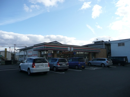 コンビニ　セブンイレブン郡山田村店（コンビニ）まで710m