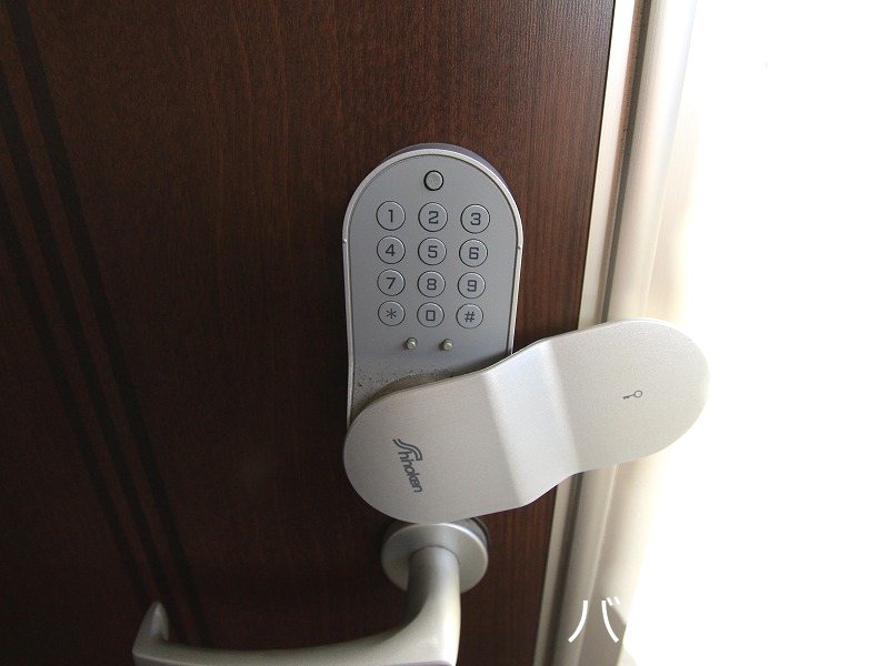 玄関　画像は同型タイプの為、現状を優先致します。