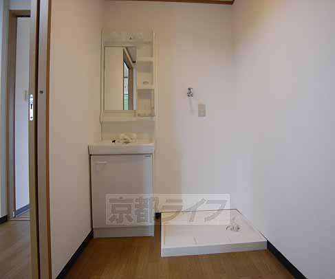 洗面設備　脱衣所です。洗濯機置き場と洗面台完備です。