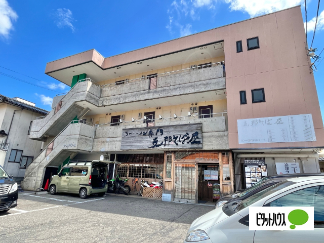 建物外観　１階はラーメン屋さん