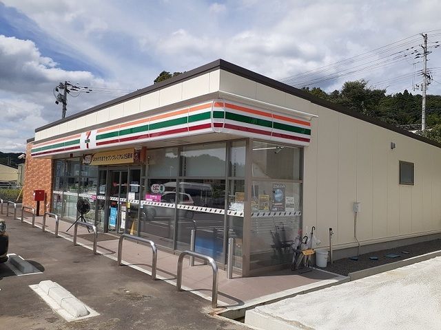 コンビニ　セブンイレブン川俣町鶴沢宮前店（コンビニ）まで550m