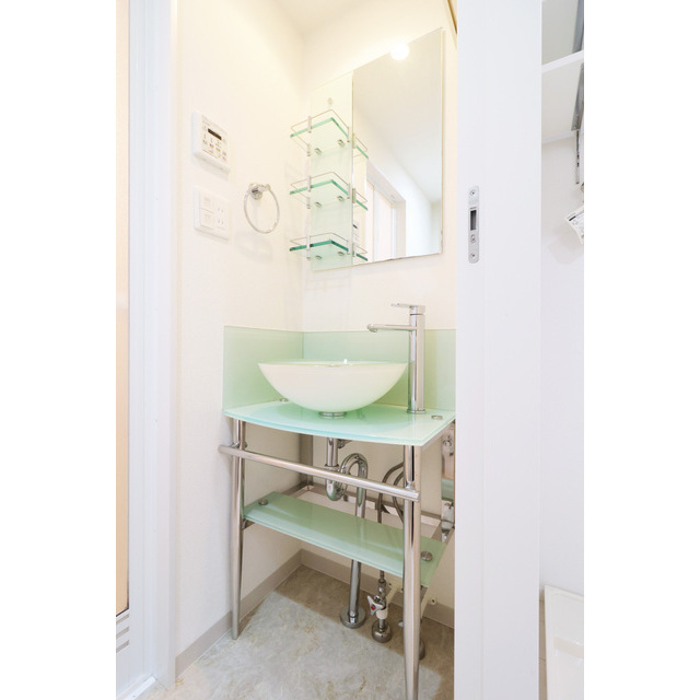 洗面設備　明るい洗面所です