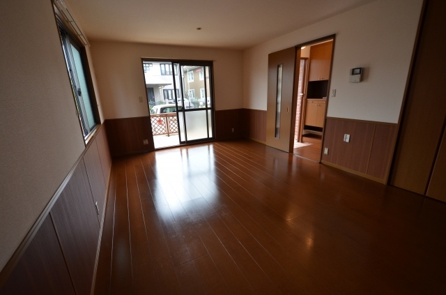 居室・リビング　床色が落ち着いた色合いで綺麗です♪