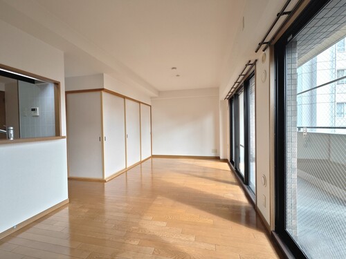 居室・リビング　LDK15.3畳　(別アングル)