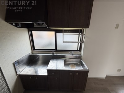 キッチン　窓付きのキッチンで換気がしやすくておすすめ！