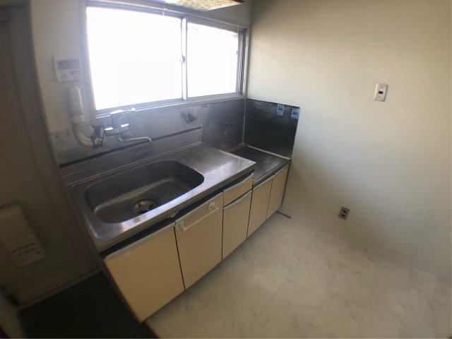 キッチン　窓付きのキッチンで換気がしやすくておすすめ！