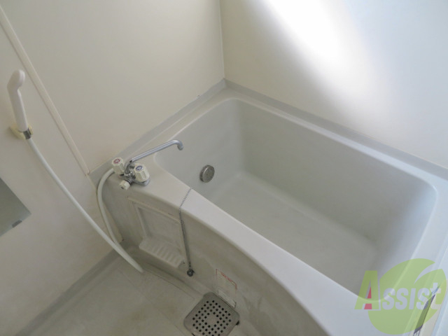 バス・シャワールーム　お風呂です。肩までゆっくりと浸かることができます。