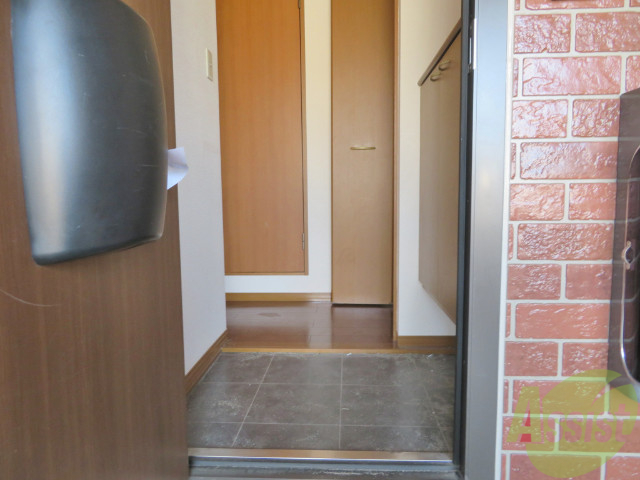 玄関　玄関です。少し狭いですが、傘立ても置けますね。