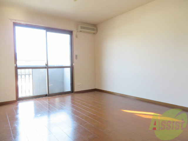 居室・リビング　陽の光が差し込む明るいお部屋は気持がいいですね。