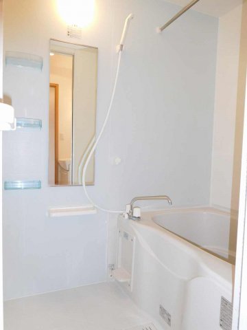 バス・シャワールーム　コンパクトで使いやすいお風呂です