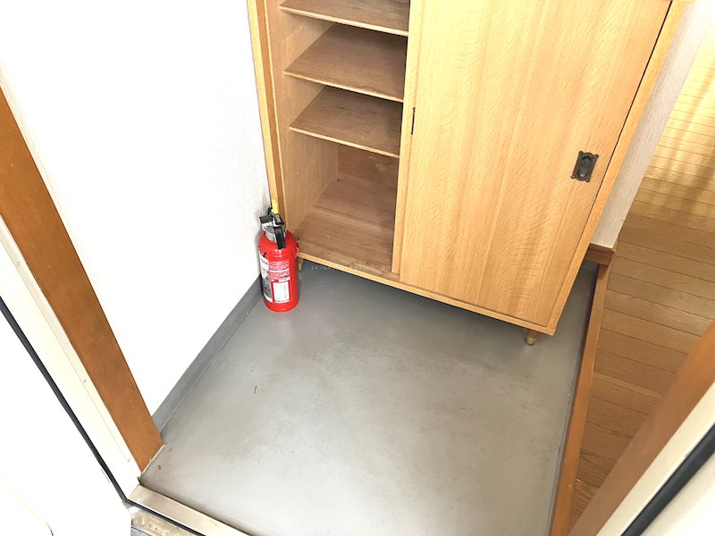 玄関　※写真は別号室です。