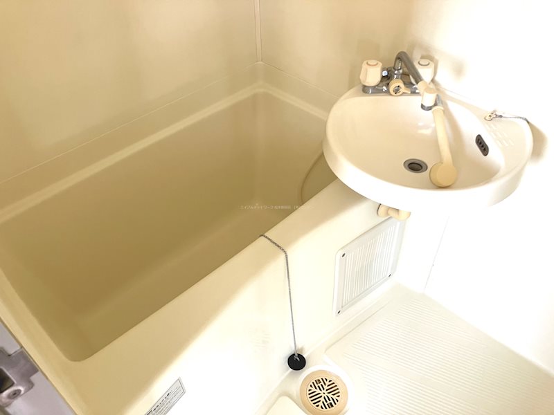洗面設備　※写真は別号室です。