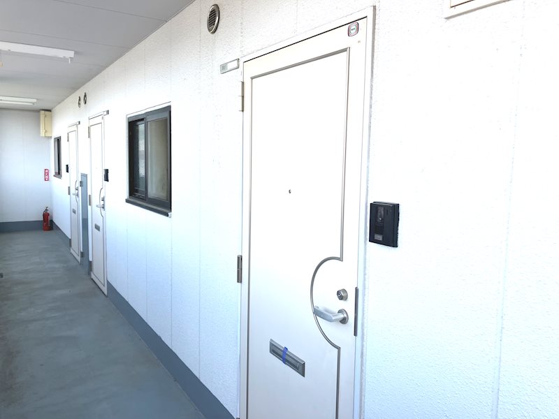 エントランス　※写真は別号室です。