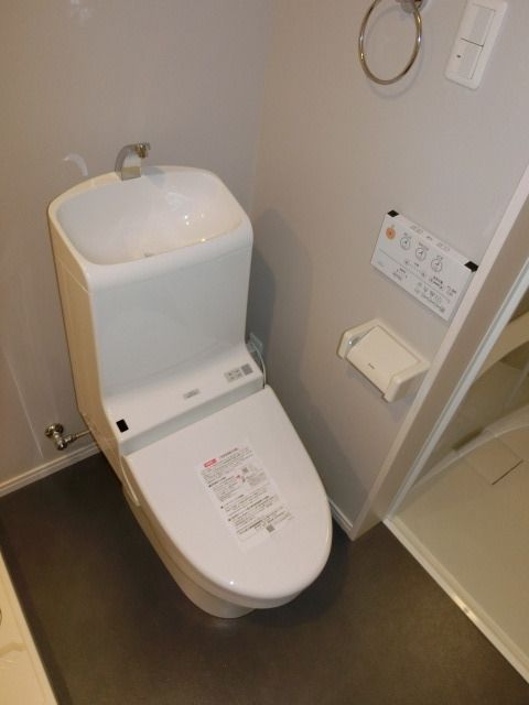 トイレ　洗浄機付き便座