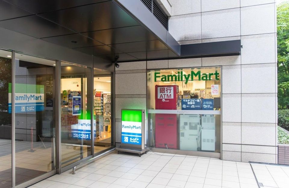 コンビニ　ファミリーマート グローバルフロントタワー店（コンビニ）まで79m