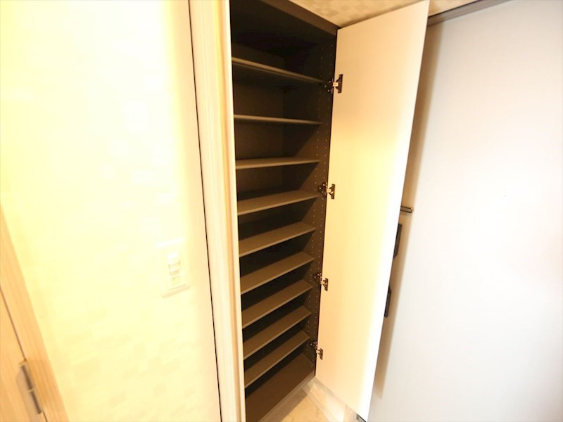 玄関　玄関　シューズボックス付（収納充実してます）