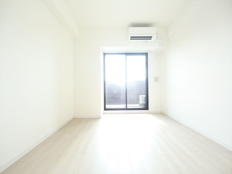 バルコニー　洋室8.6帖　エアコン完備　クローゼット付　バルコニー