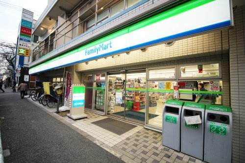 コンビニ　ファミリーマート 駒沢二丁目店（コンビニ）まで592m