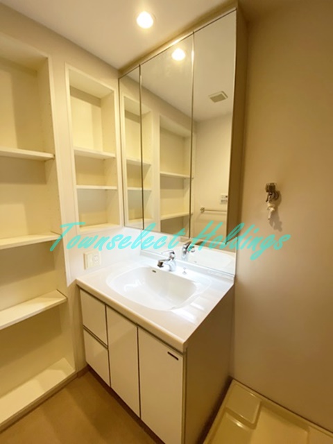 洗面設備　明るい洗面所です