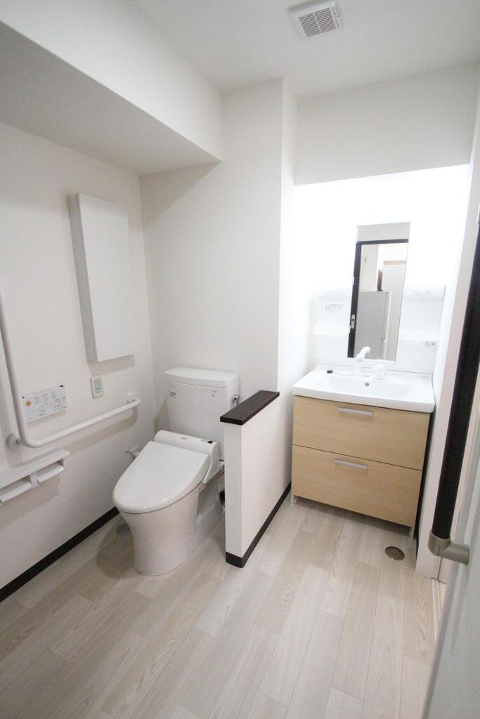 トイレ　家主から頂戴した写真です。（退去予定者入居前写真）