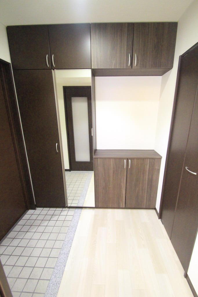 玄関　家主から頂戴した写真です。（退去予定者入居前写真）