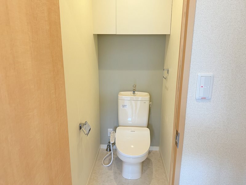 トイレ　温水洗浄便座付き