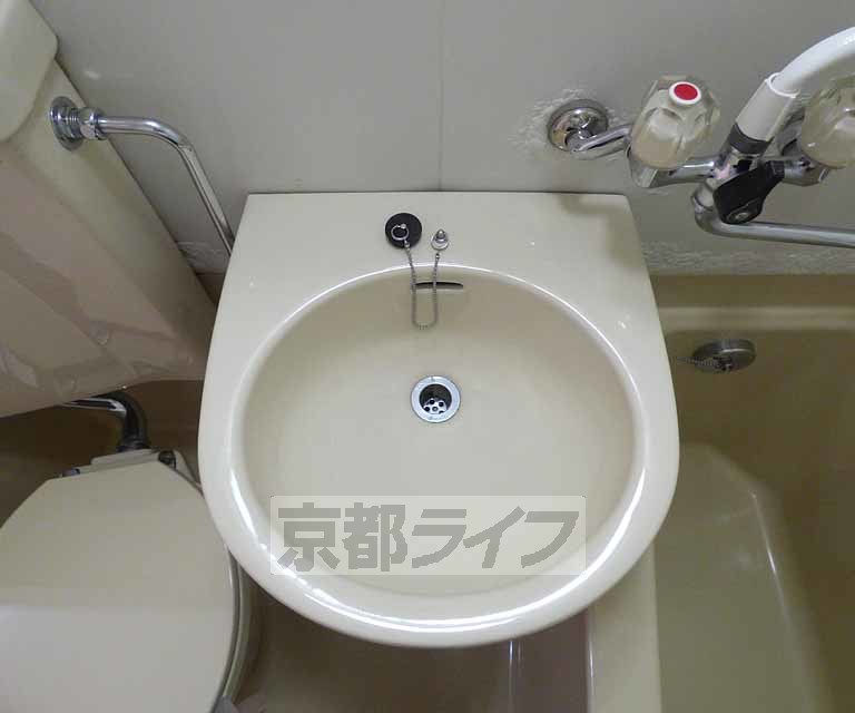 洗面設備　綺麗な洗面台です。