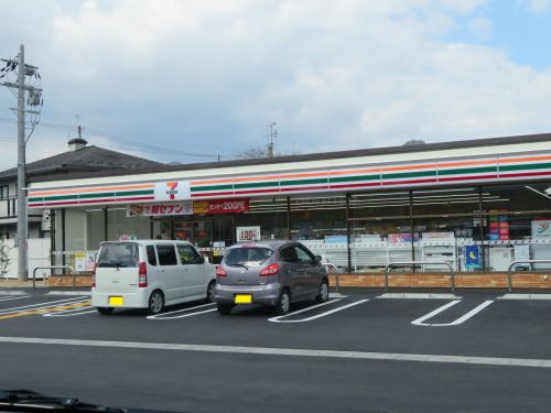 コンビニ　セブンイレブン　春日（コンビニ）まで491m