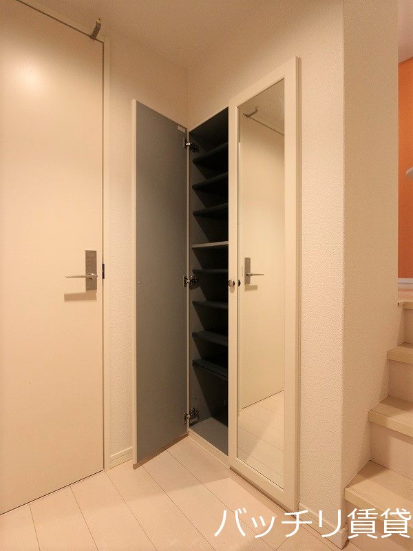 玄関　別号室タイプの為、現状を優先致します。