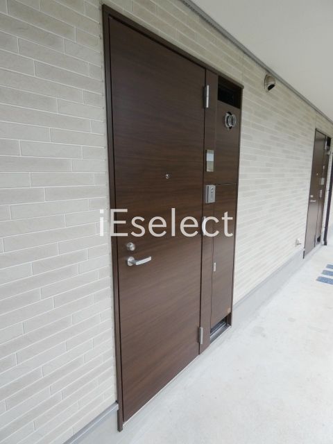 セキュリティ　TVモニタードアホン付きの玄関です