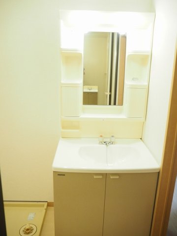 洗面設備　明るい洗面所です