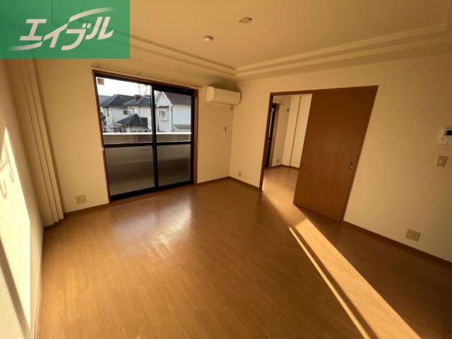 居室・リビング　リビングから洋室