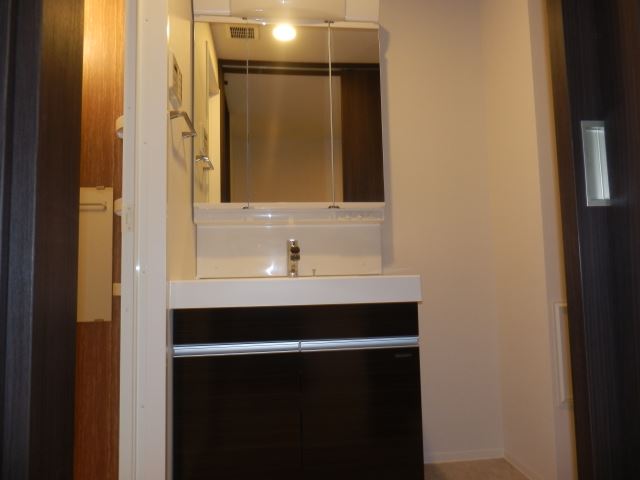 洗面設備　収納力も兼ね備えた洗面台です。