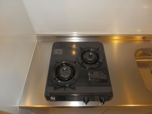 キッチン　２口コンロと広いシンクで料理好きも満足
