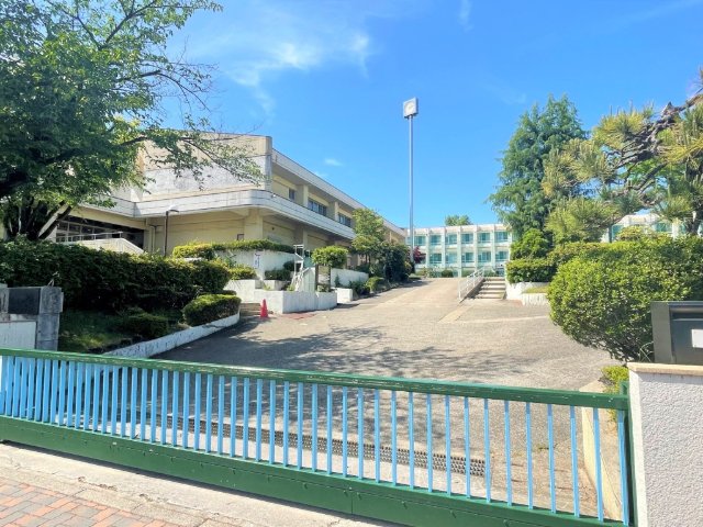 小学校　名古屋市立鶴舞小学校（小学校）まで651m