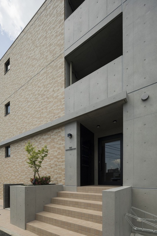 エントランス　落ち着いたエントランスです