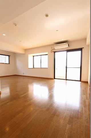 居室・リビング　※別室同じ間取りの写真。現況を優先します。