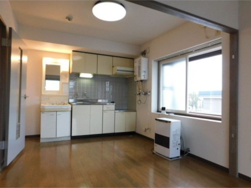 居室・リビング　内装中につき別号室の画像です。