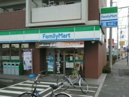 コンビニ　ファミリーマート（コンビニ）まで750m