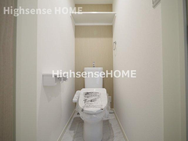 トイレ　落ち着いた色調のトイレです