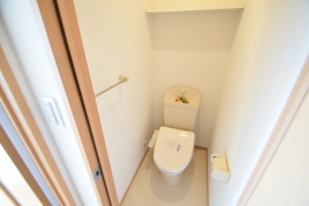 トイレ　温水シャワー付きトイレです