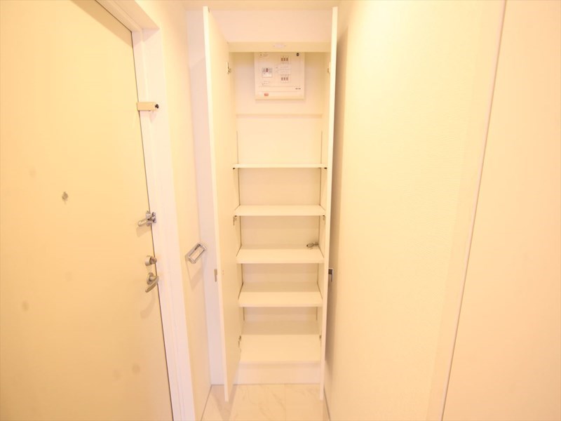 玄関　玄関　シューズボックス付（収納充実してます）