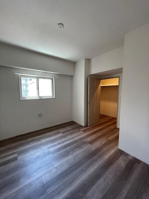 その他部屋・スペース　落ち着いた色調の寝室です