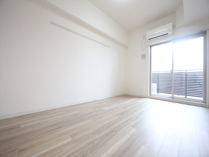 居室・リビング　洋室8.6帖　エアコン完備　クローゼット付　バルコニー