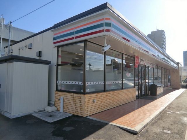 コンビニ　セブンイレブン（コンビニ）まで320m