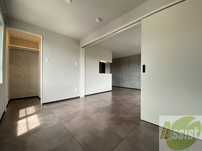 その他部屋・スペース　寝室はこちらです。光が差し込む、温かみのあるお部屋です。