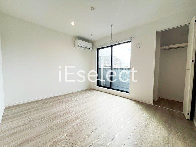 居室・リビング　窓も大きく明るいですね