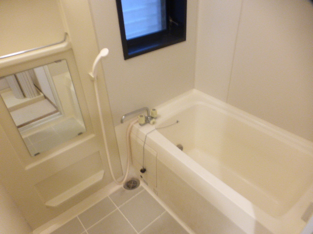 バス・シャワールーム　窓付　　追焚給湯式バスルーム