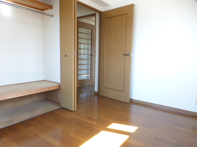 眺望　北側洋室　　ワイドなクローゼット　　（2面バルコニー付）